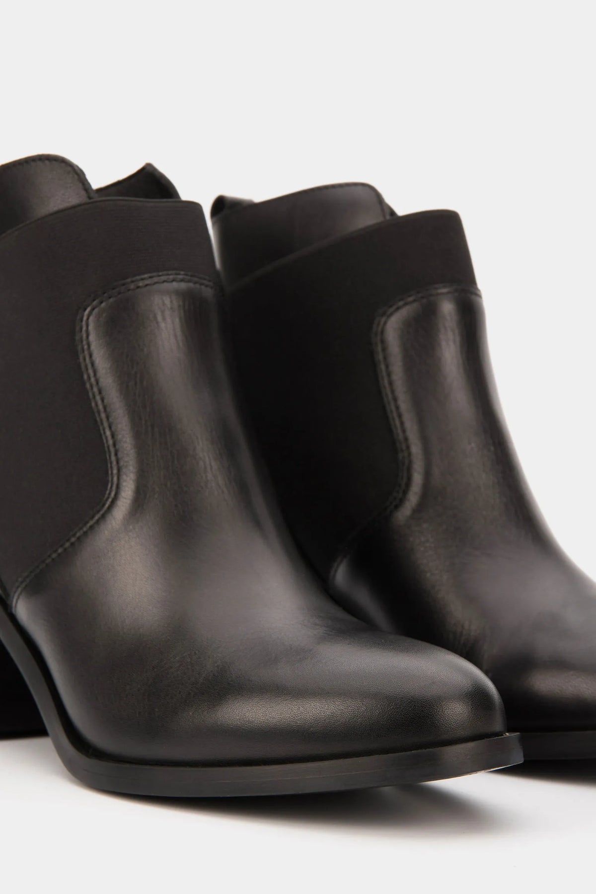Botines tacón Burgos de cuero aplique Negro