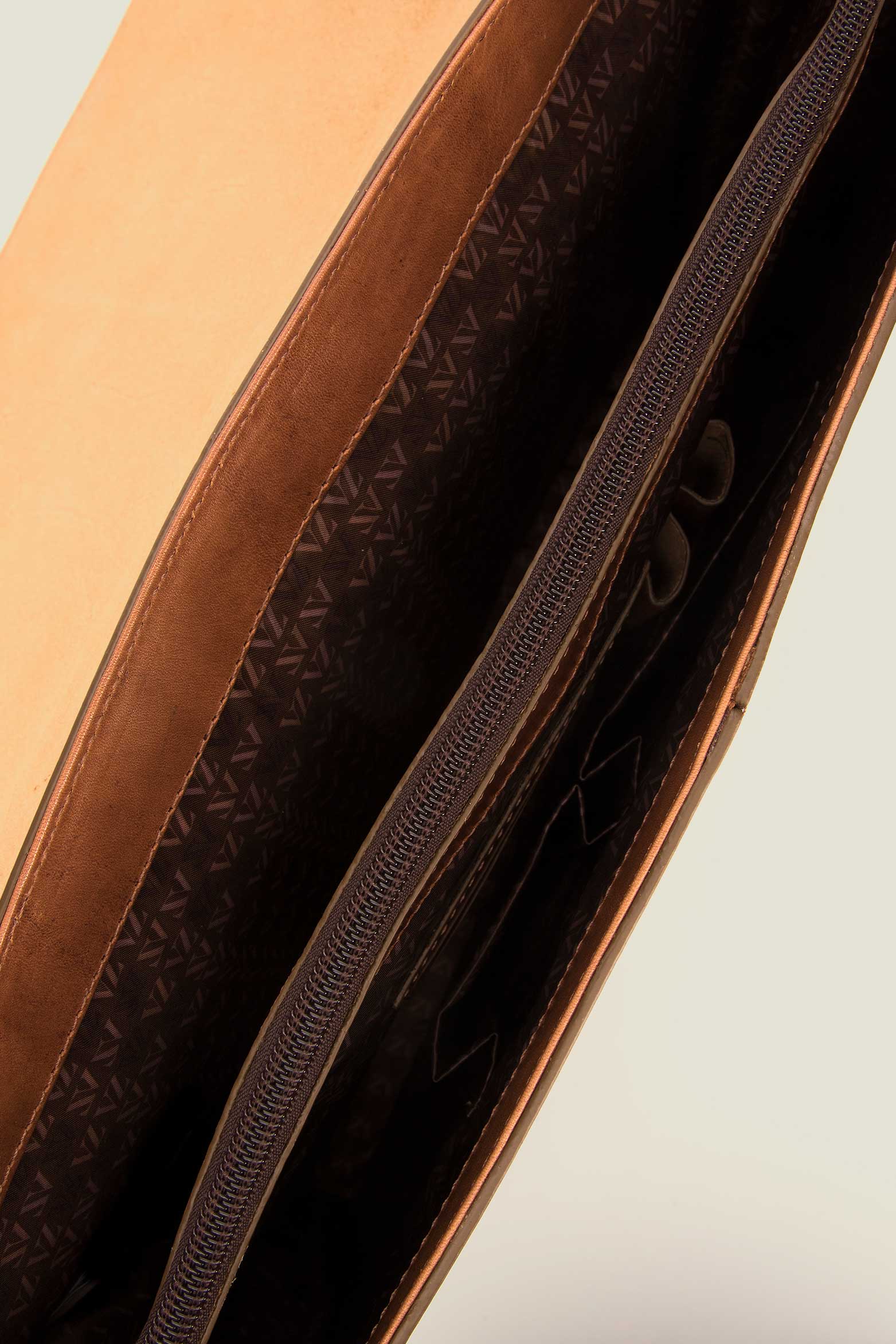 MALETÍN APERTO DE CUERO PARA HOMBRE