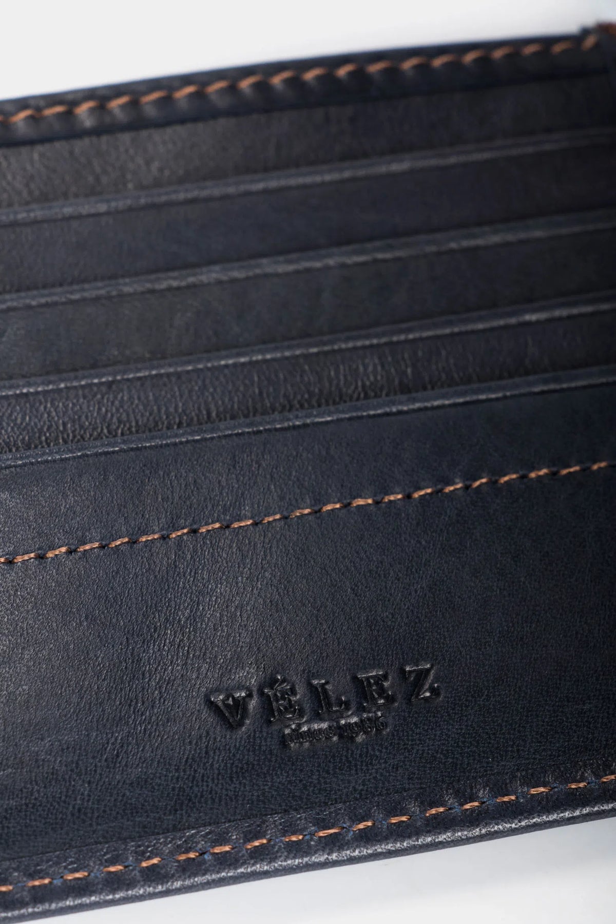 BILLETERA HUMANISTA DE CUERO PARA HOMBRE COSTURAS CONTRASTE AZUL OSCURO