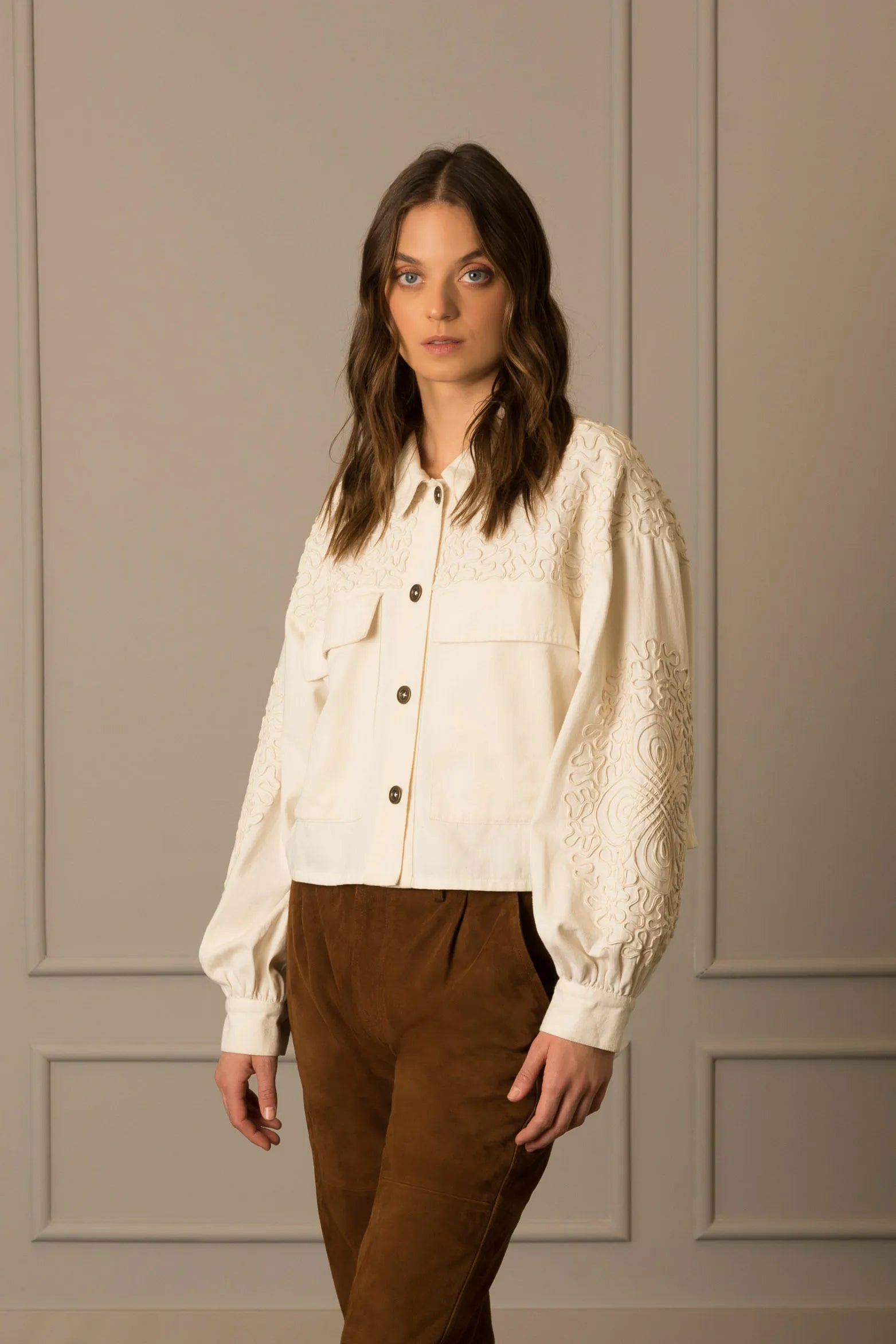 CHAQUETA AGUAMARINA DE TELA PARA MUJER BORDADOS EN GAMUZA