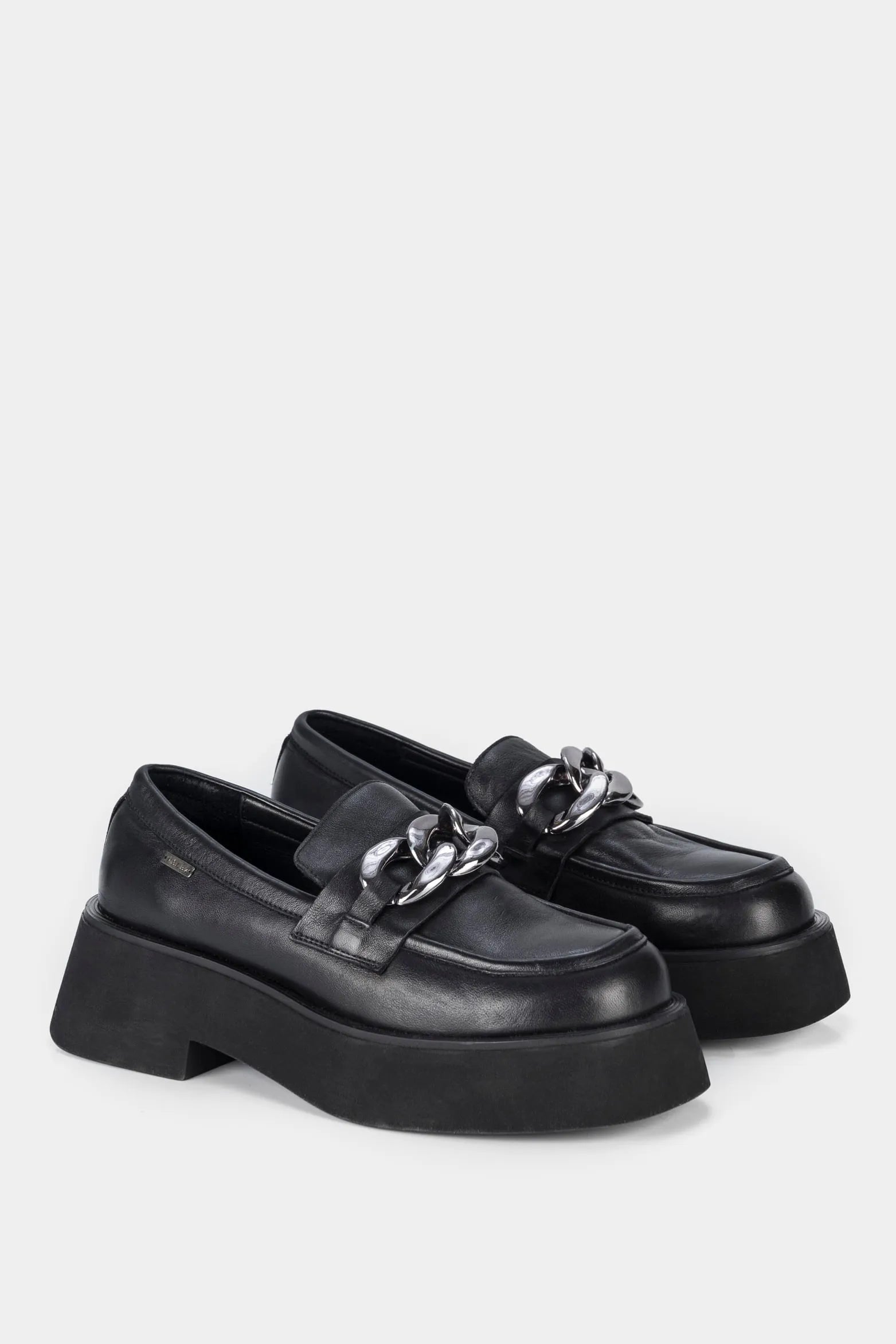 MOCASINES PAVIA DE CUERO PARA MUJER DETALLE DE CADENA