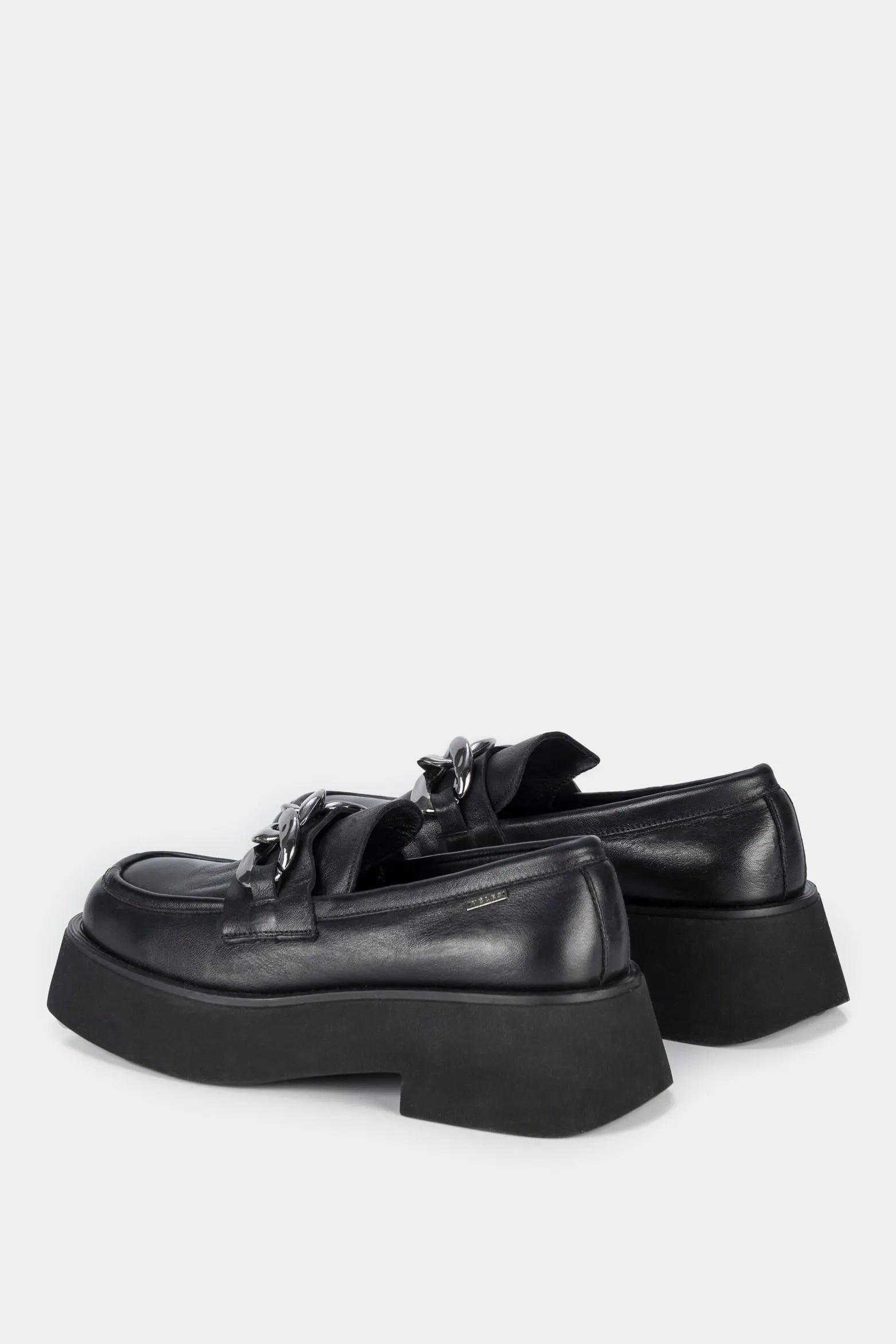 MOCASINES PAVIA DE CUERO PARA MUJER DETALLE DE CADENA