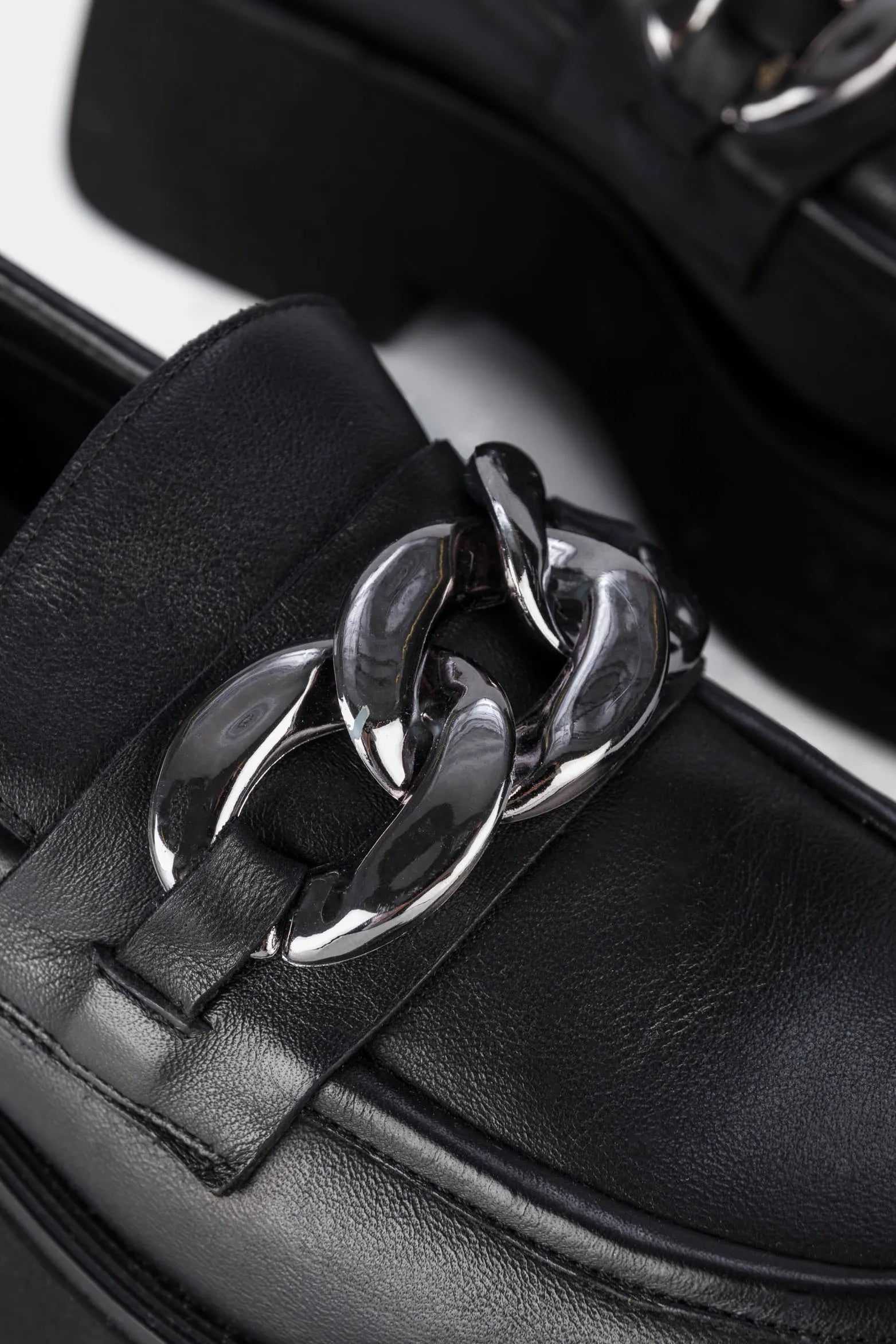 MOCASINES PAVIA DE CUERO PARA MUJER DETALLE DE CADENA