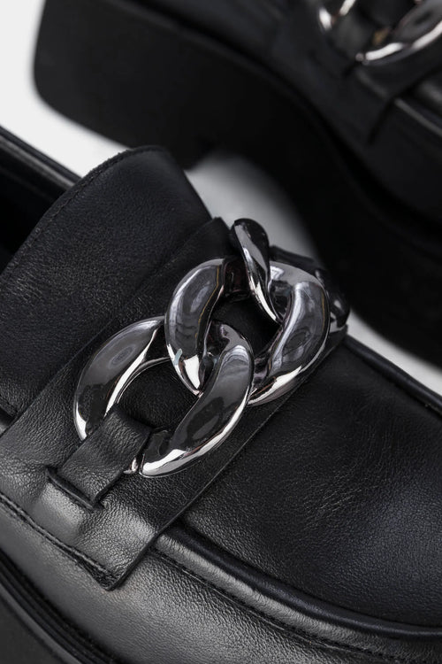 MOCASINES PAVIA DE CUERO PARA MUJER DETALLE DE CADENA