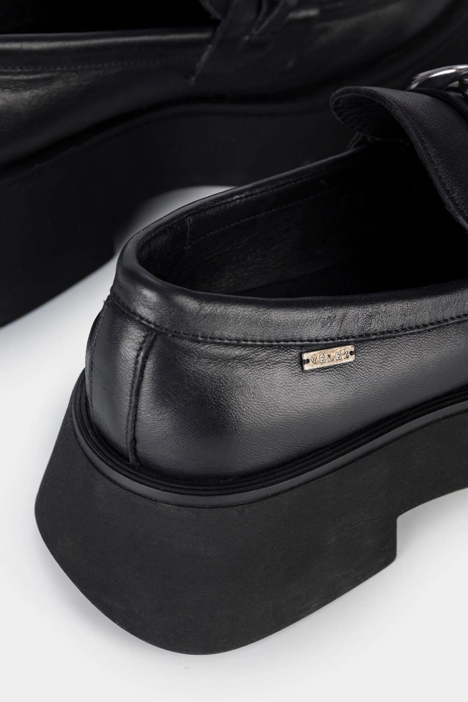MOCASINES PAVIA DE CUERO PARA MUJER DETALLE DE CADENA