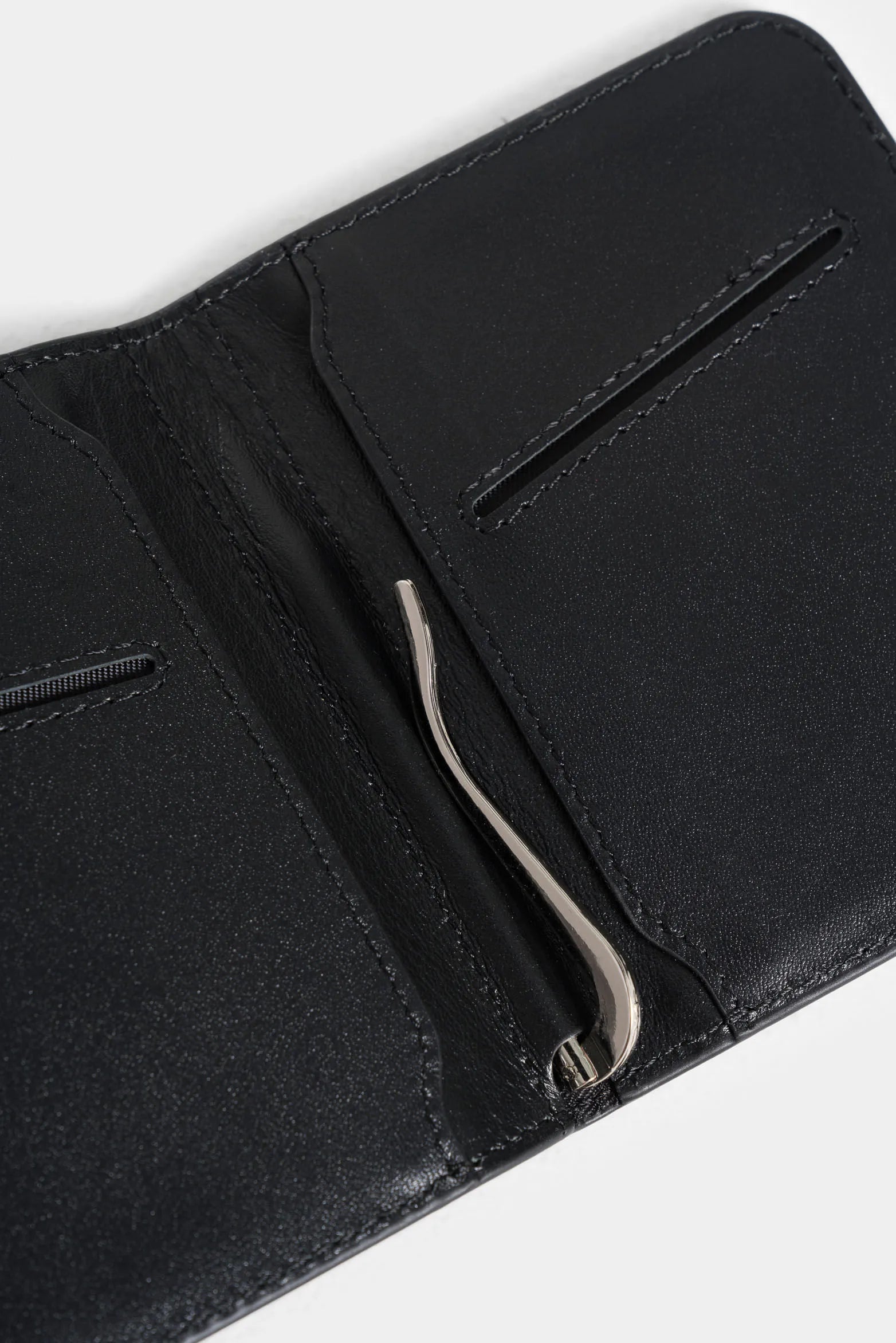 PORTA BILLETES BOREAL DE CUERO PARA HOMBRE SISTEMA DE CIERRE IMANTADO