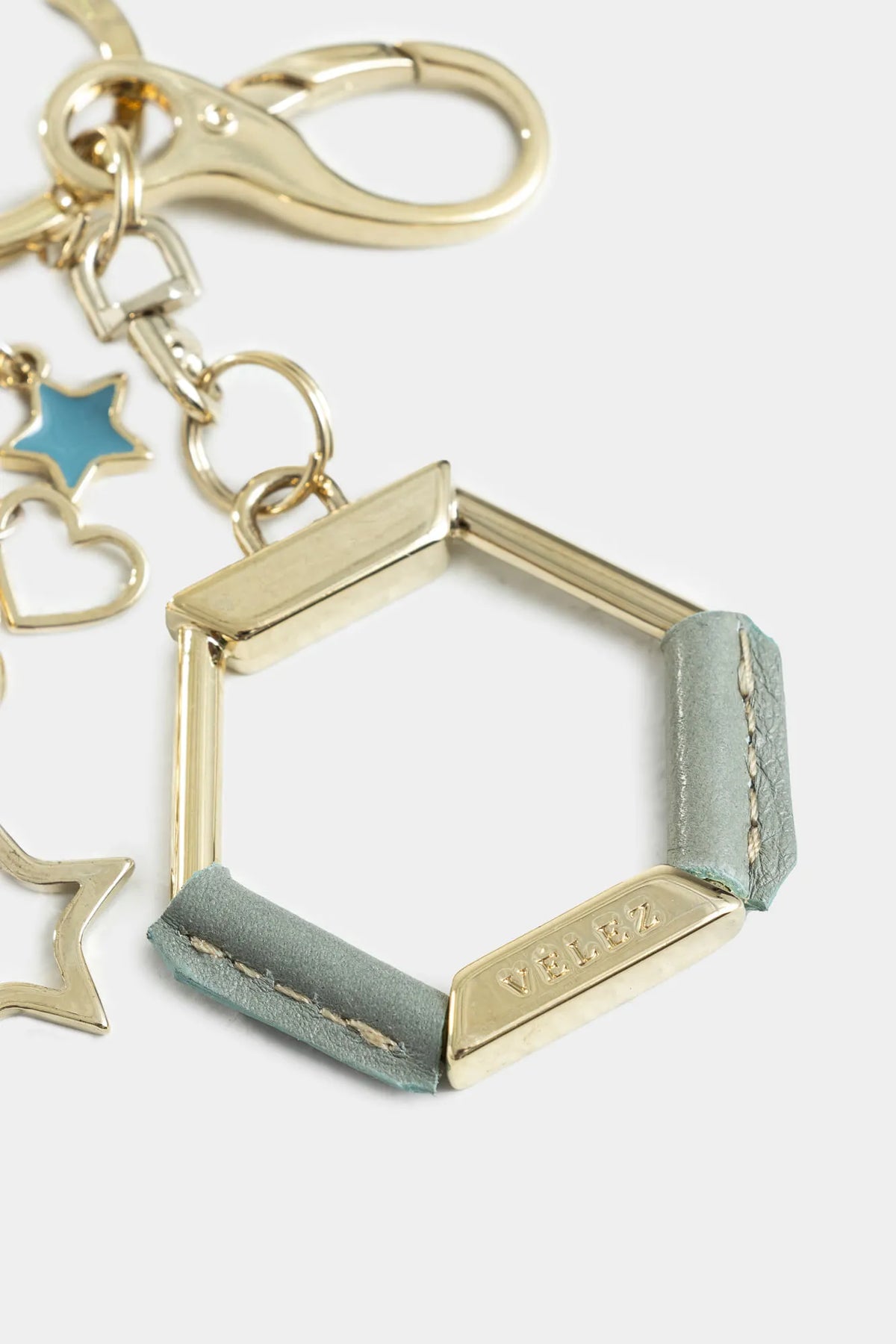 LLAVERO HEXAGONAL ZAMAK Y CUERO PARA MUJER CHARMS RESINA