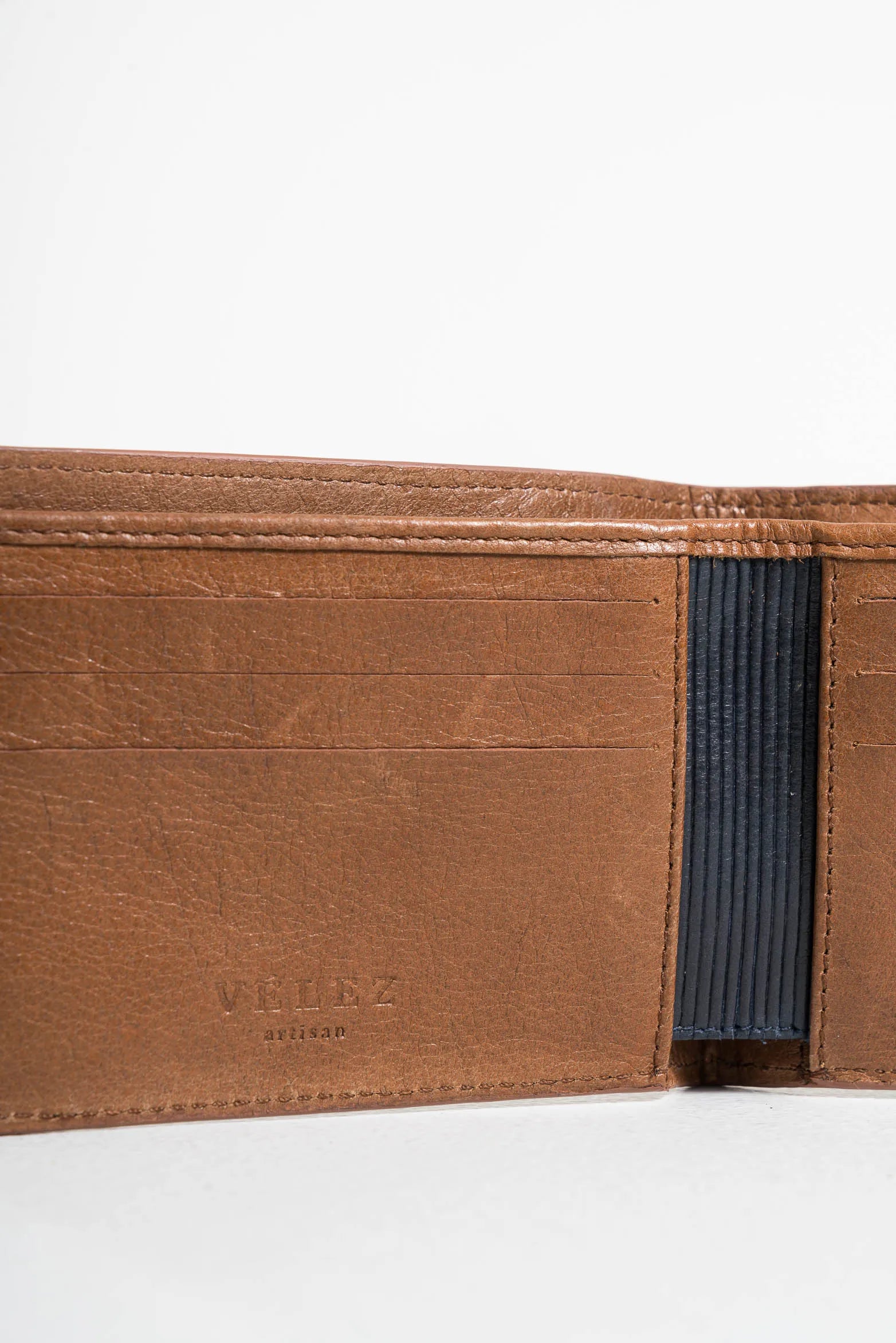 BILLETERA TAMESIS DE CUERO PARA HOMBRES PORTA DOCUMENTOS EXTRAÍBLE