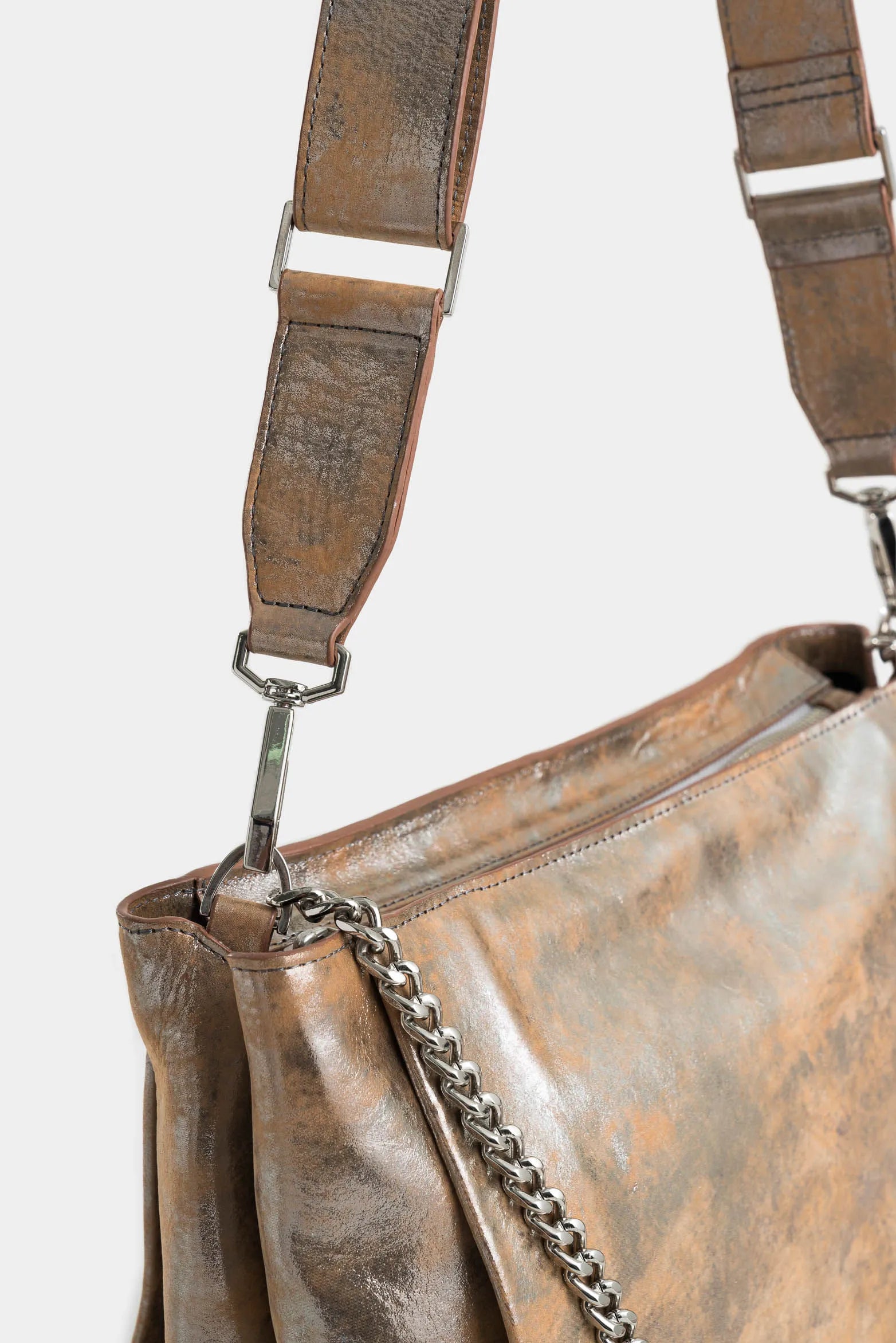 SHOPPING CALTHA DE CUERO TIPO FOLIA PARA MUJER CARGADERA DE MANO METÁLICA