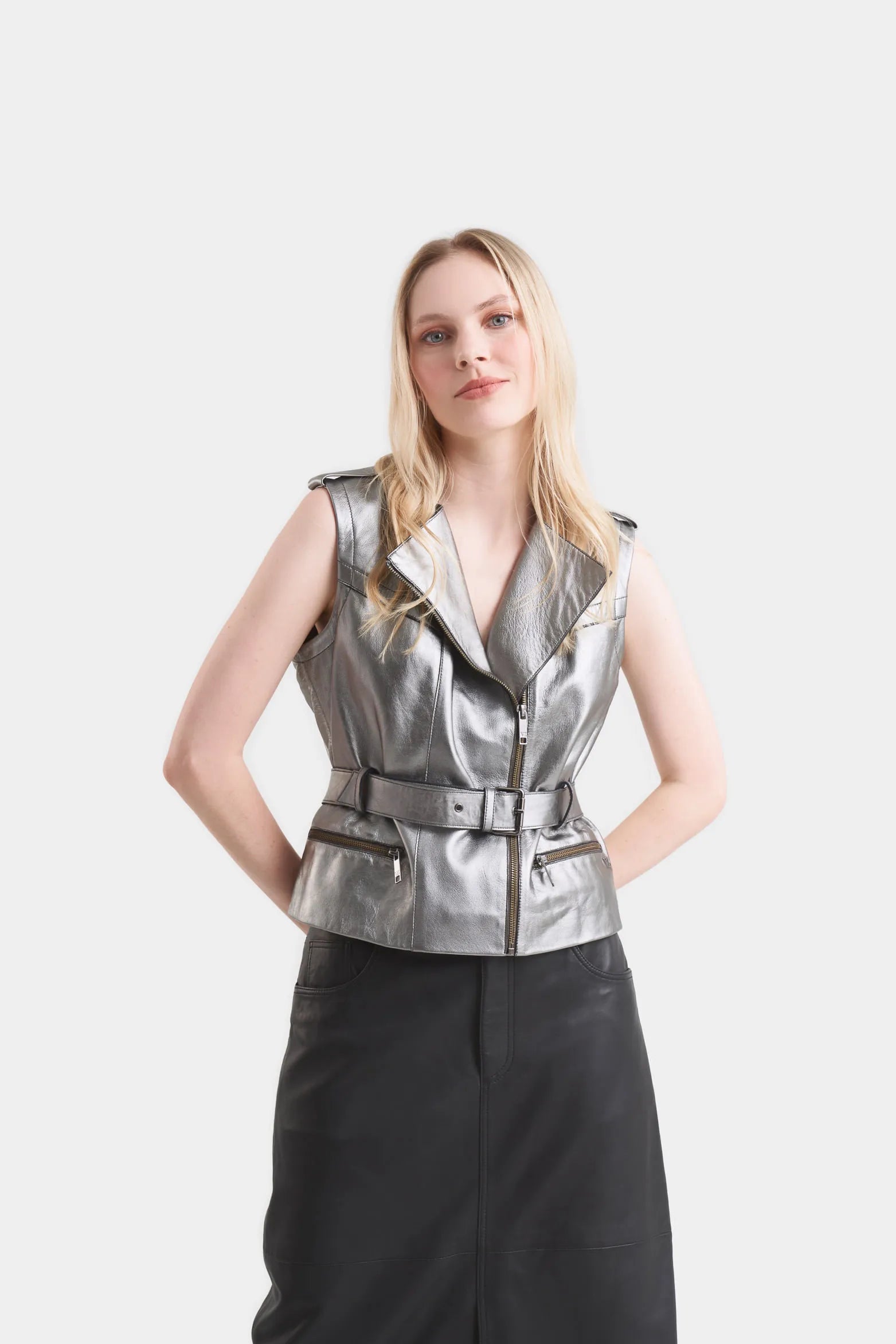 CHALECO CALAS DE CUERO PARA MUJER SILUETA BIKER