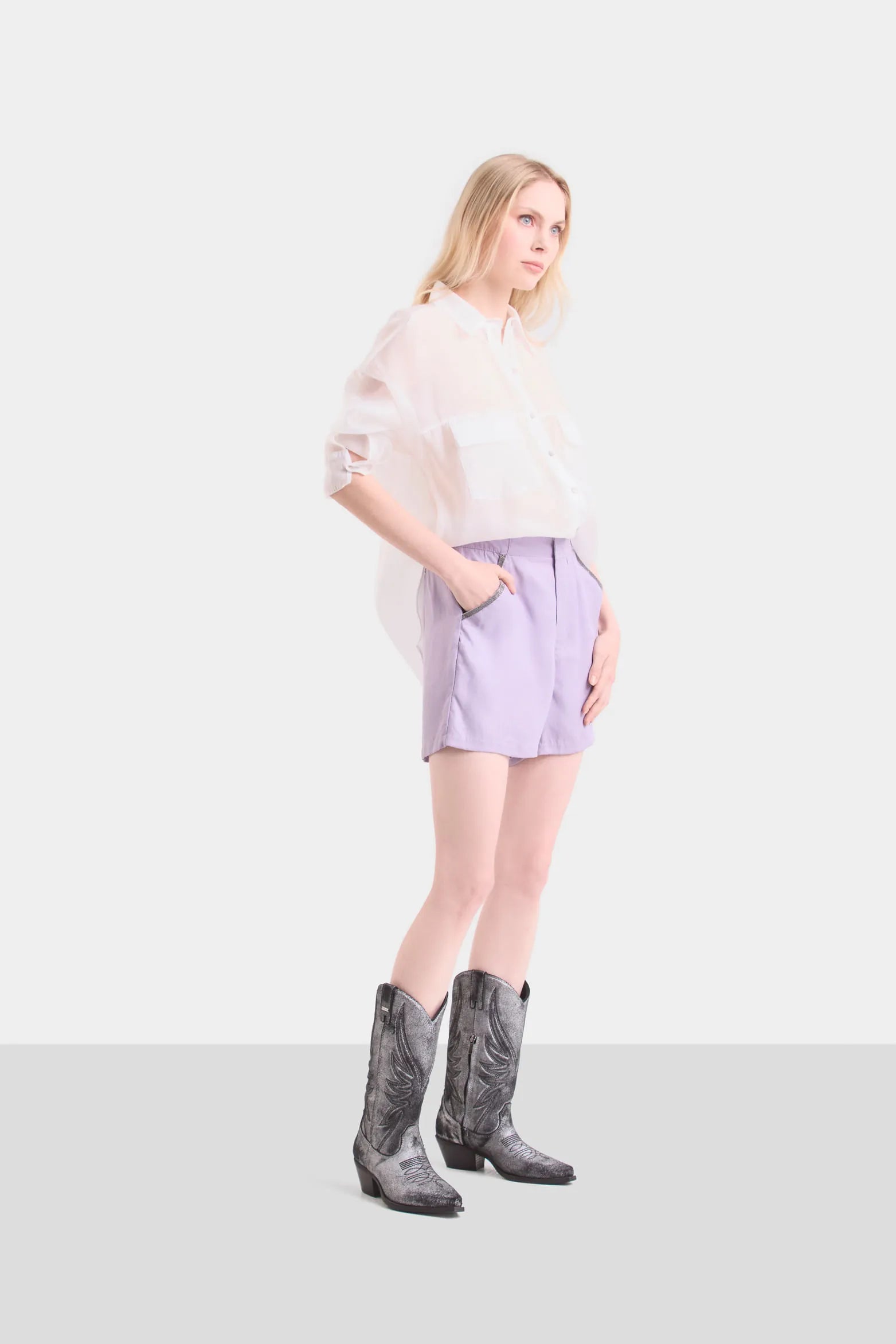 SHORT CALTHA EN TEJIDO PLANO PARA MUJER DETALLE MILLARÉ