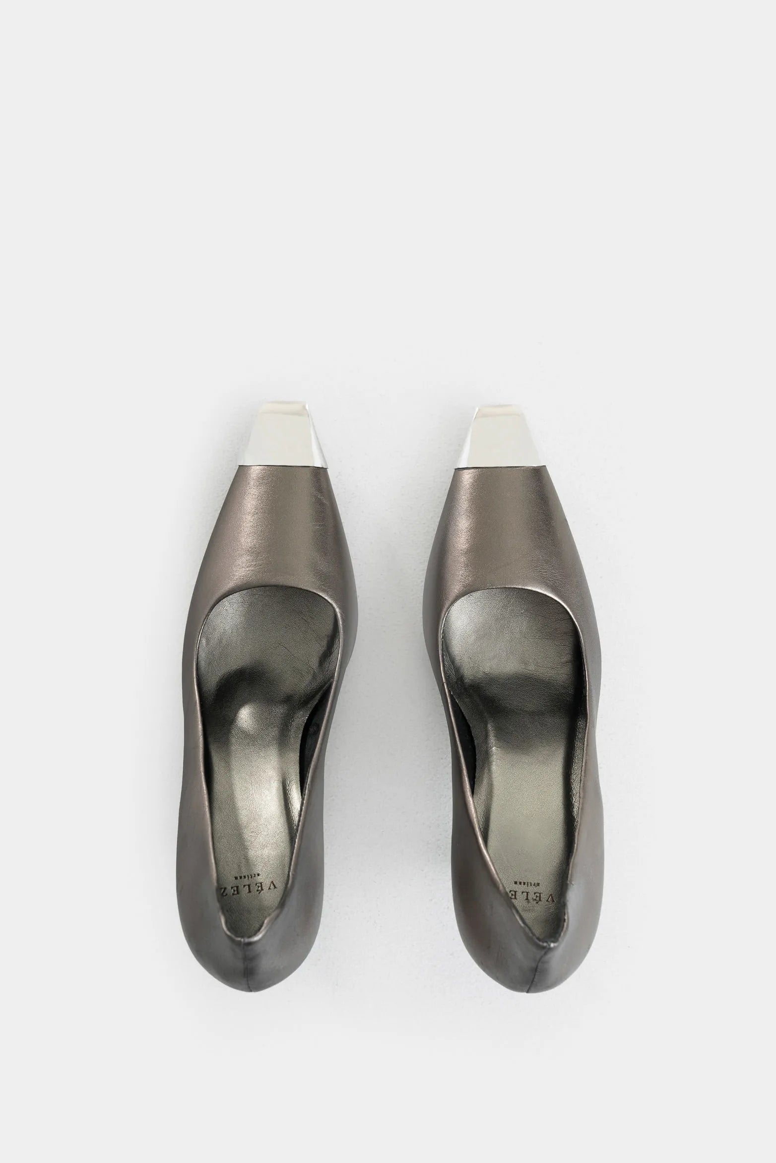 Tacones Cerrados Iris de Cuero para Mujer Puntera Metálica