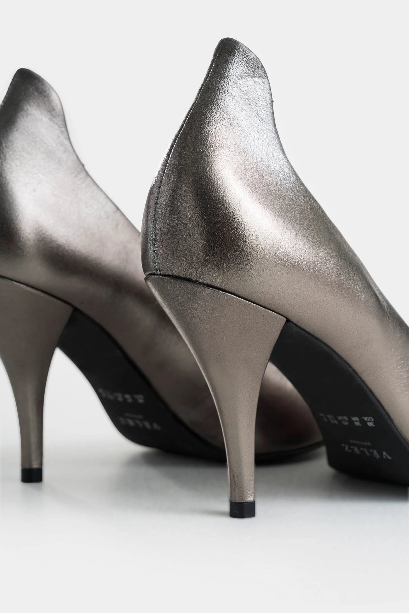 Tacones Cerrados Iris de Cuero para Mujer Puntera Metálica
