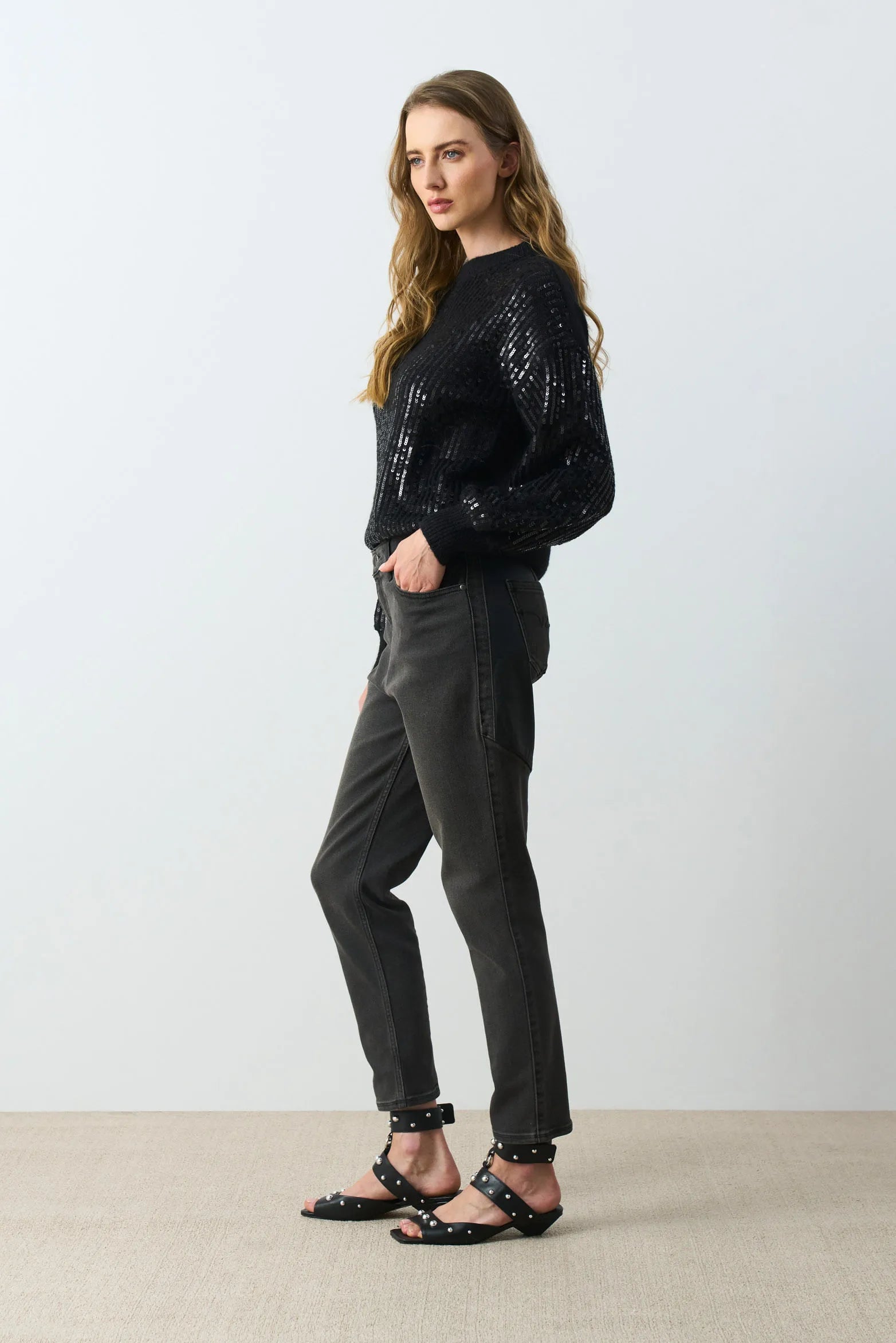 JEAN BOTA RECTA BLACK EN DENIM PARA MUJER CORTES CUERO