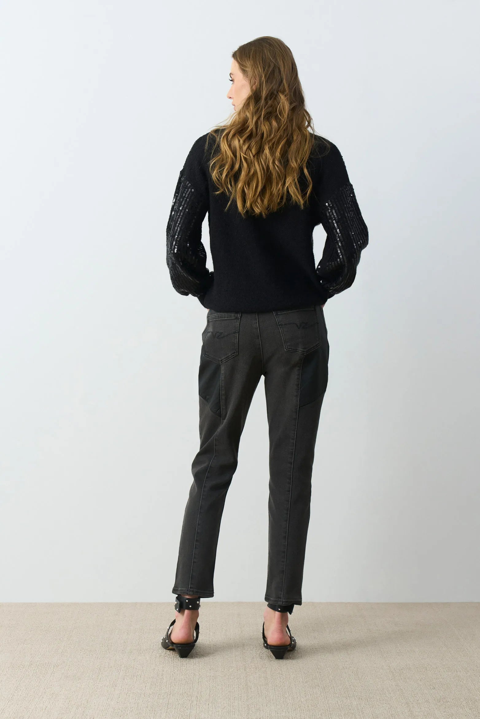 JEAN BOTA RECTA BLACK EN DENIM PARA MUJER CORTES CUERO