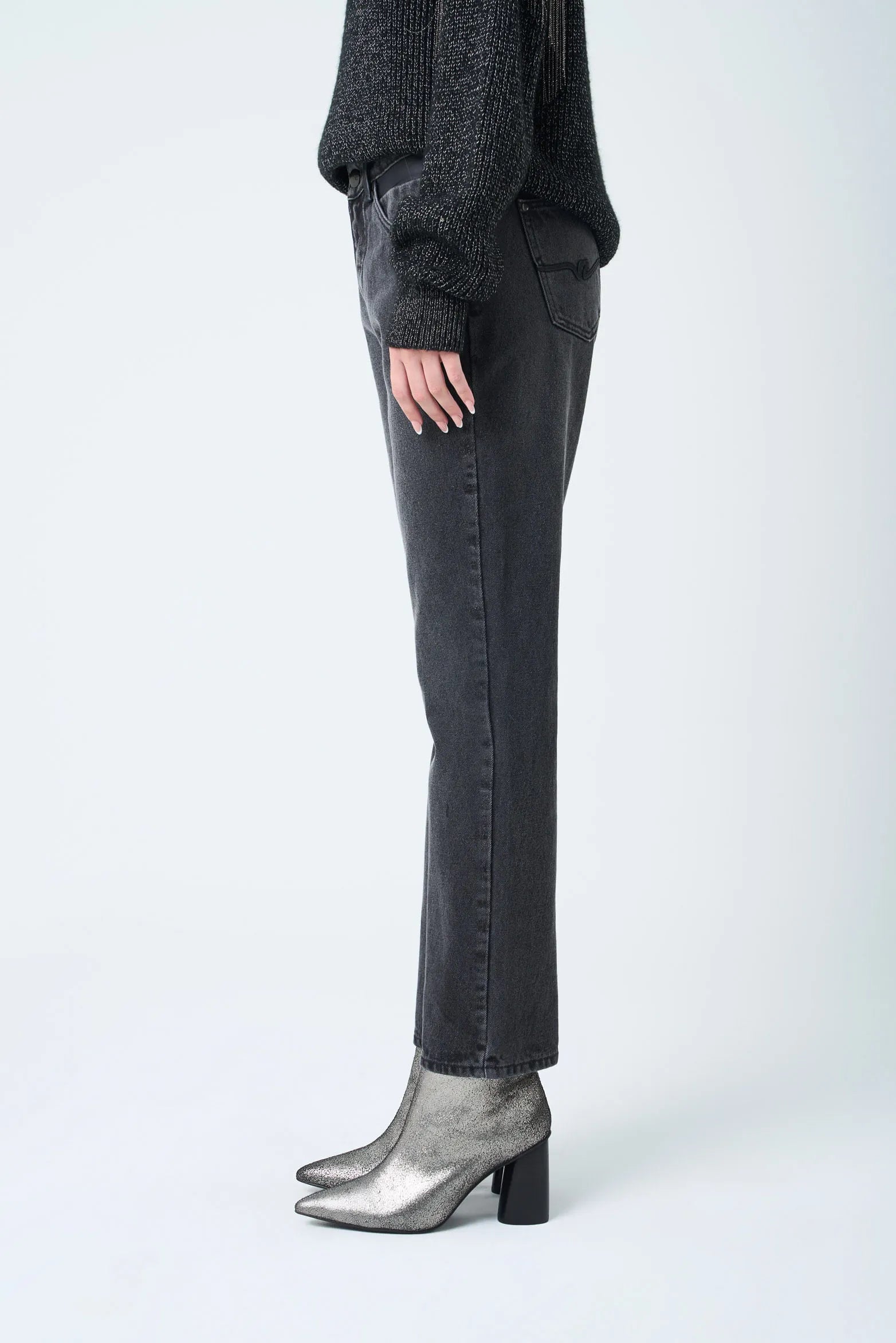 JEAN VEGA EN BLACK DENIM PARA MUJER DETALLE CUERO