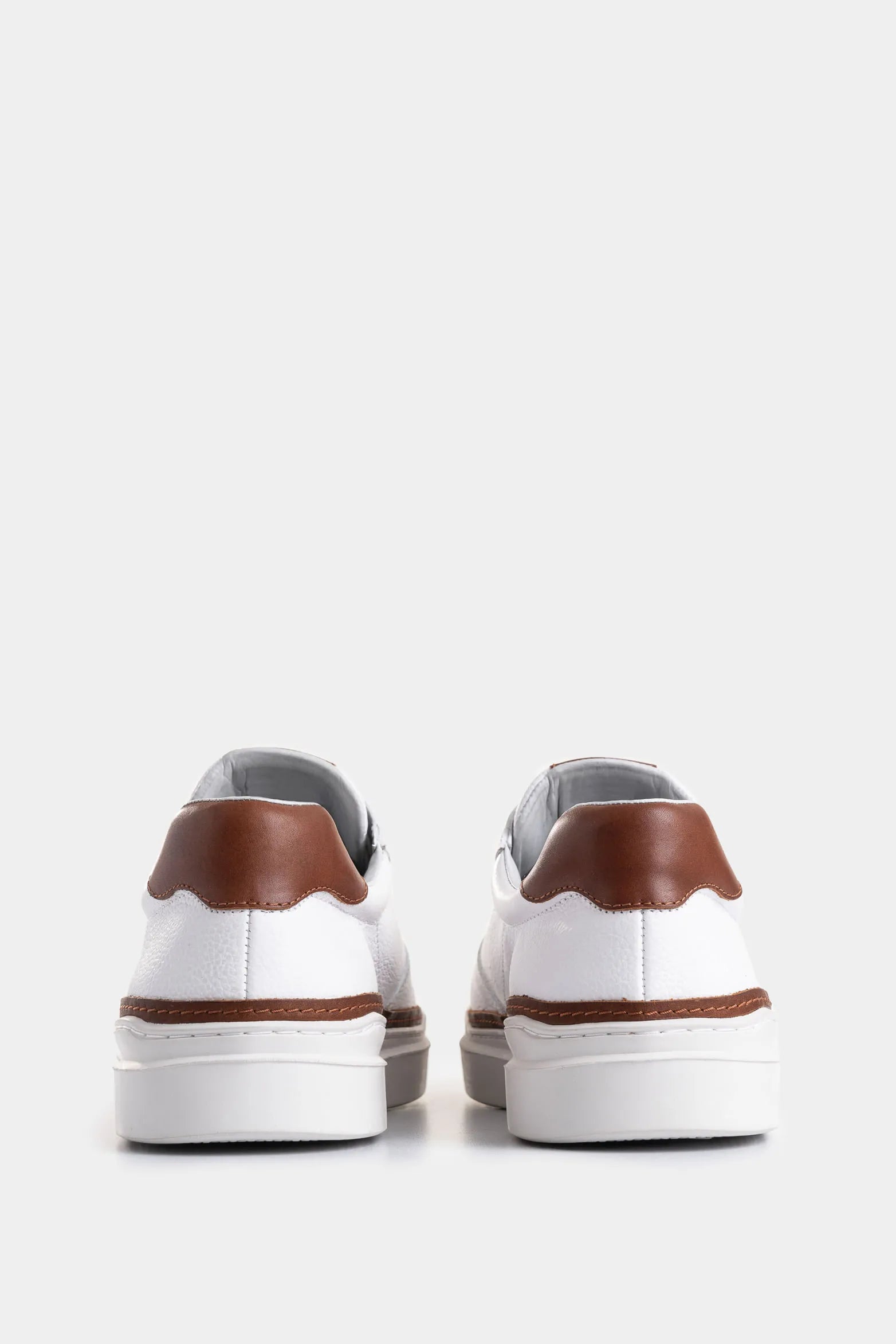 SNEAKERS WHITED DE CUERO PARA HOMBRE DETALLE CONTRASTE