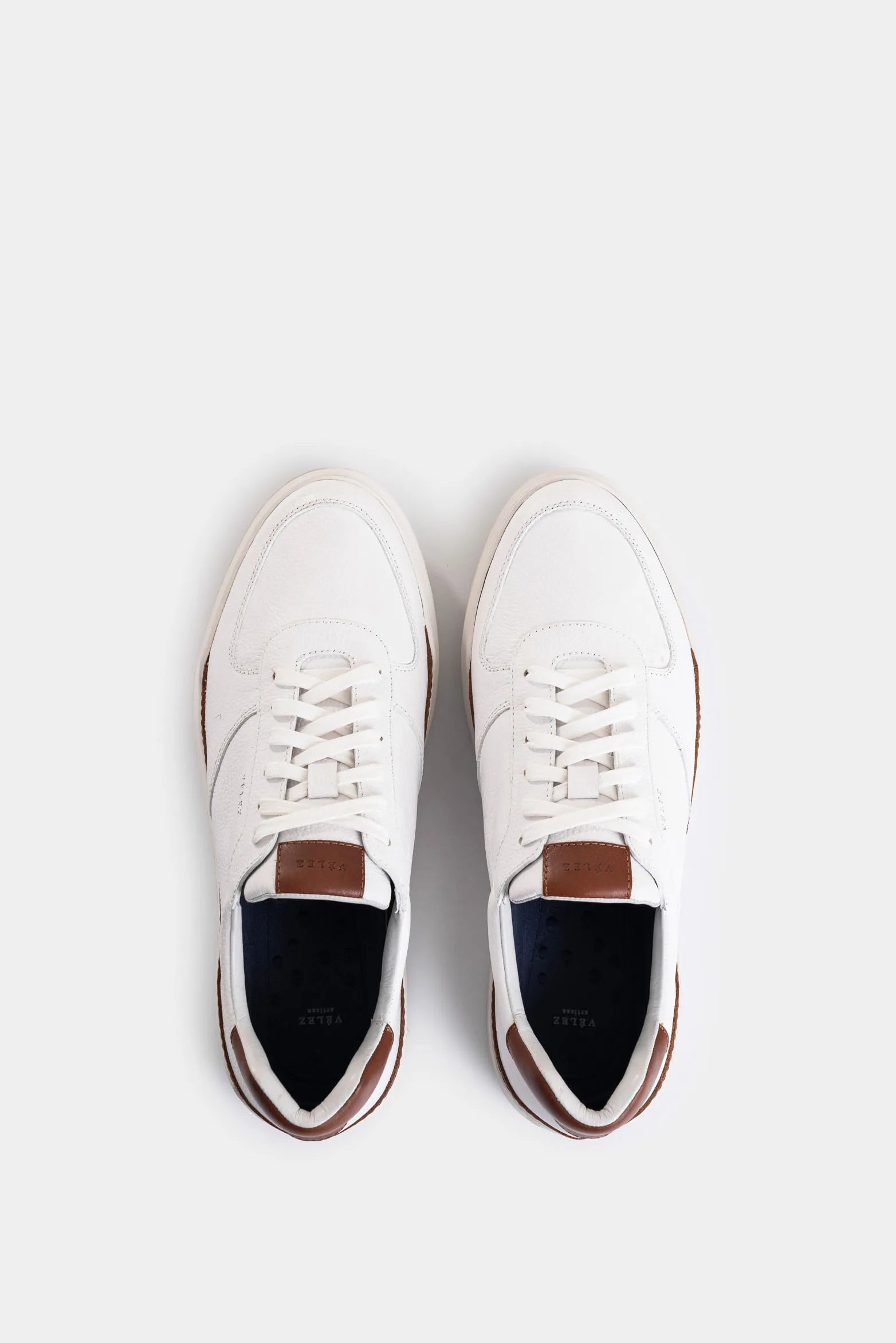 SNEAKERS WHITED DE CUERO PARA HOMBRE DETALLE CONTRASTE