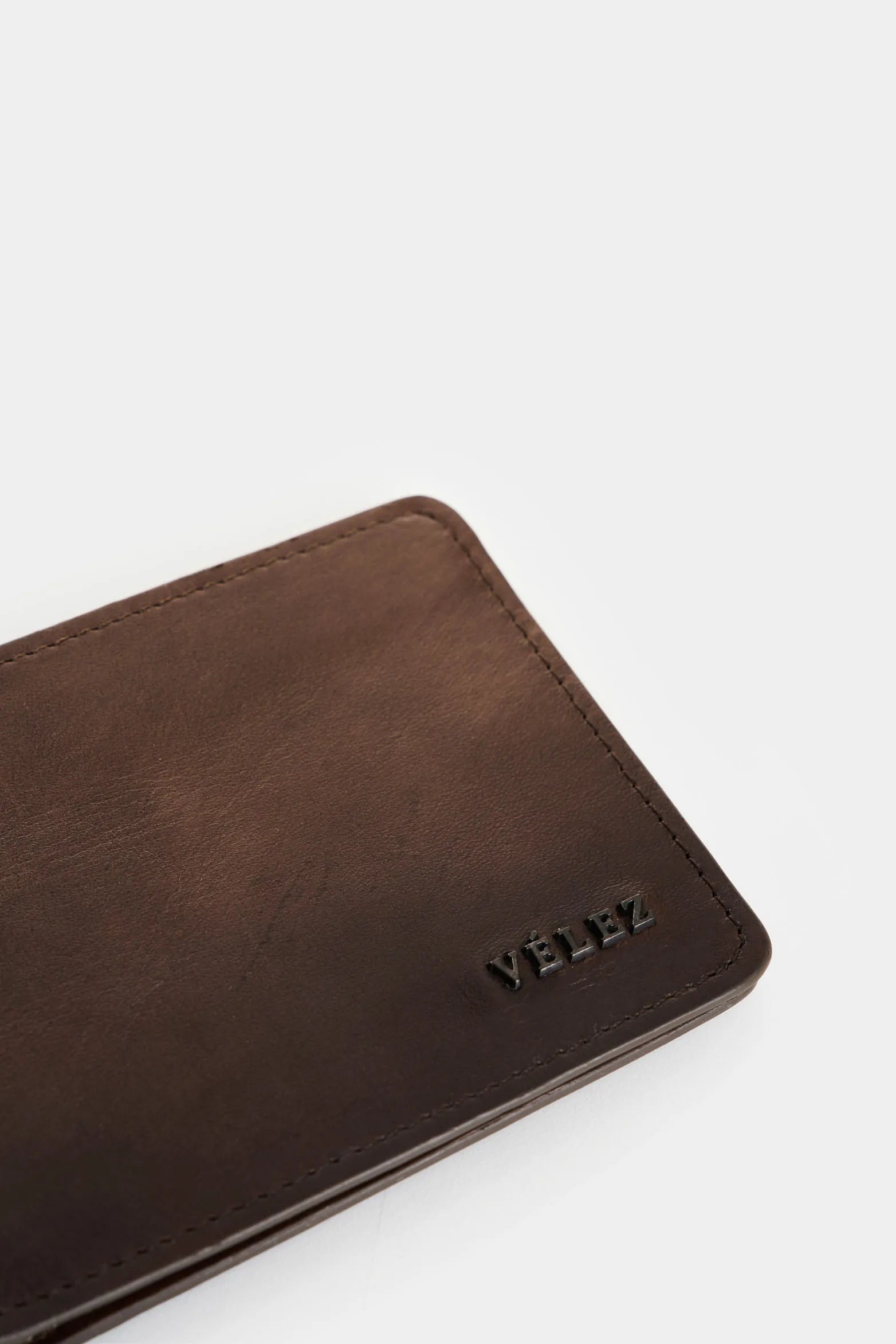 BILLETERA OASIS DE CUERO PARA HOMBRE DETALLE CONTRASTE