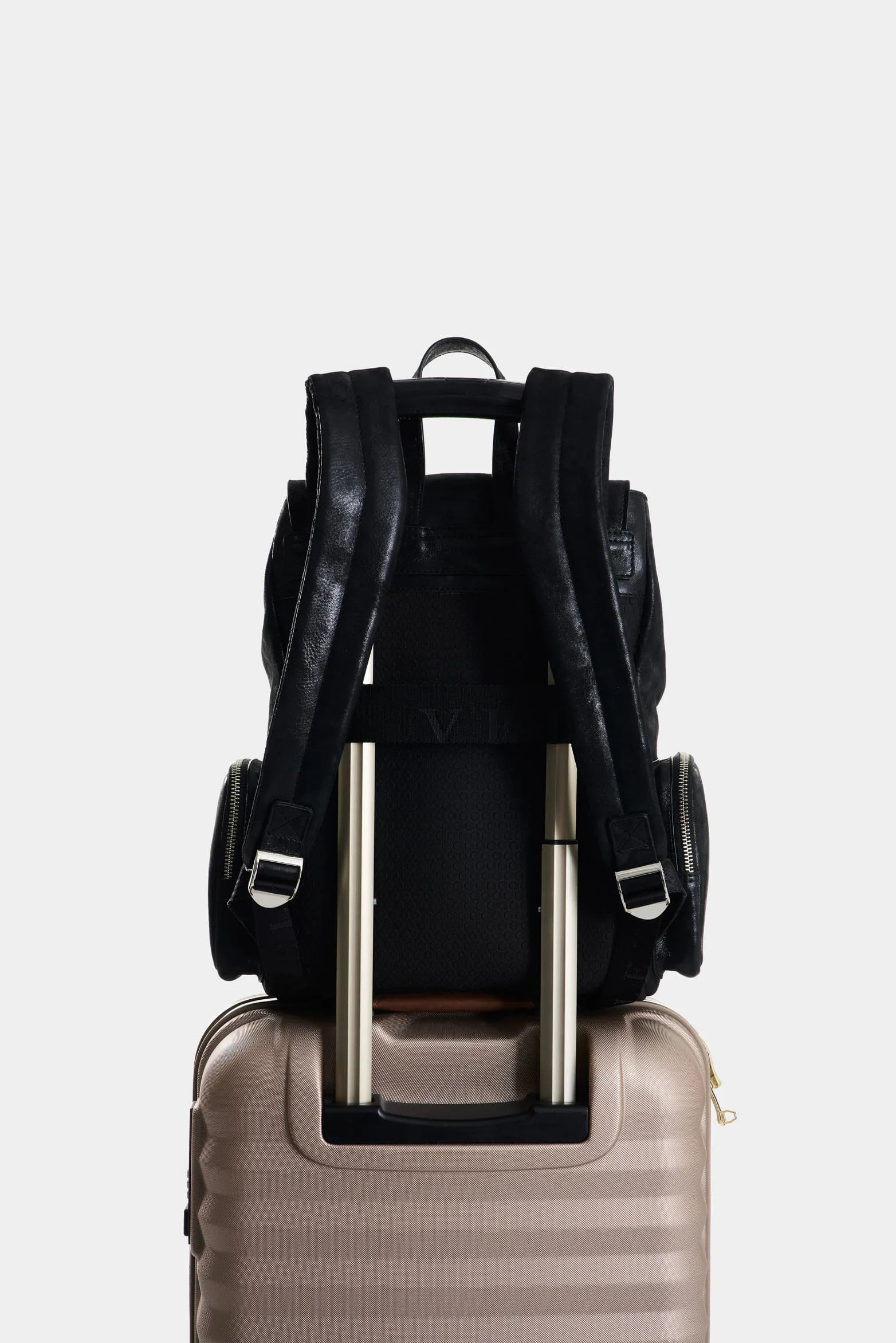 MOCHILA SILENE DE CUERO PARA MUJER TAPA HEXAGONAL