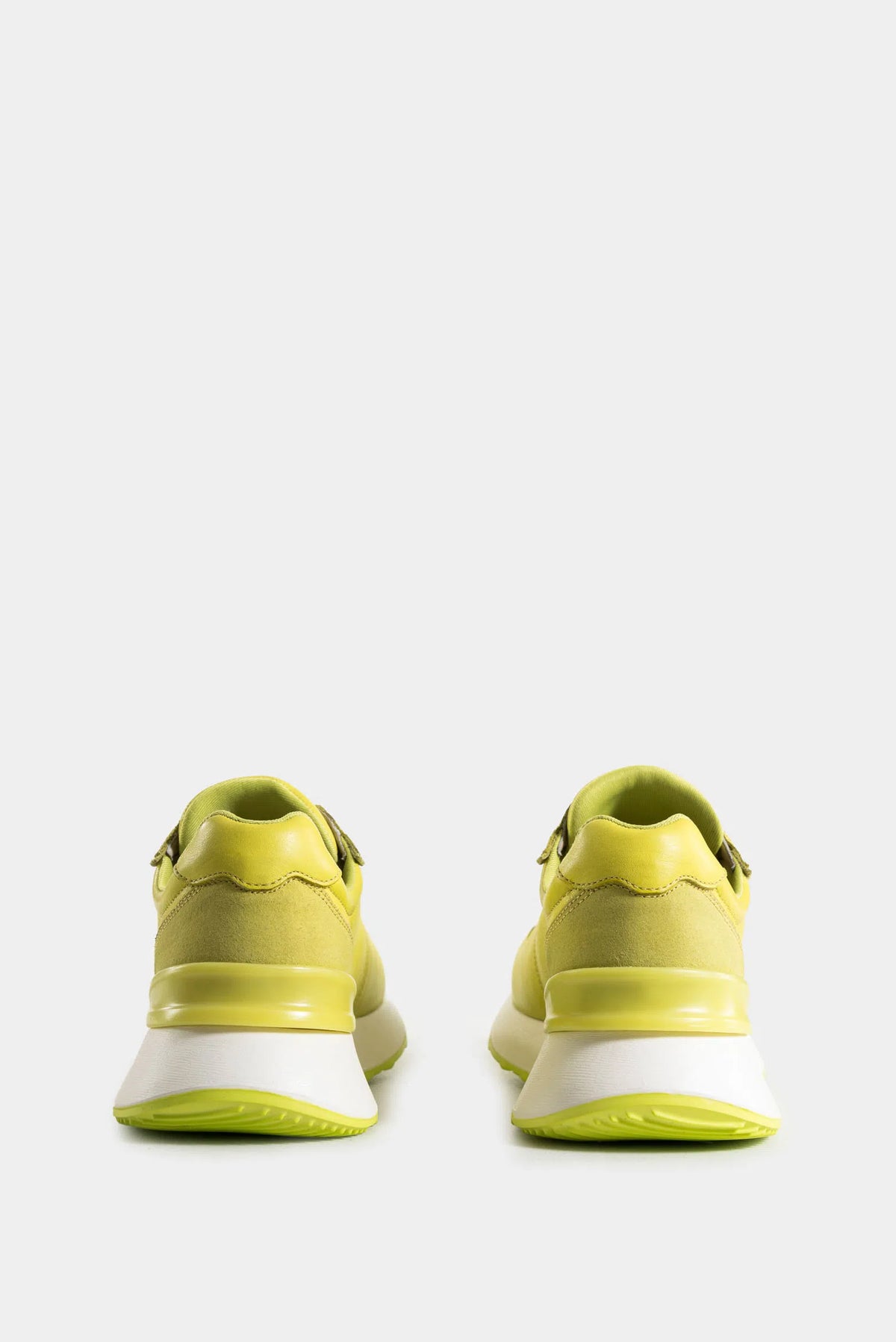 TENIS AUSTRALIS DE CUERO Y CARNAZA PARA MUJER SILUETA DEPORTIVA