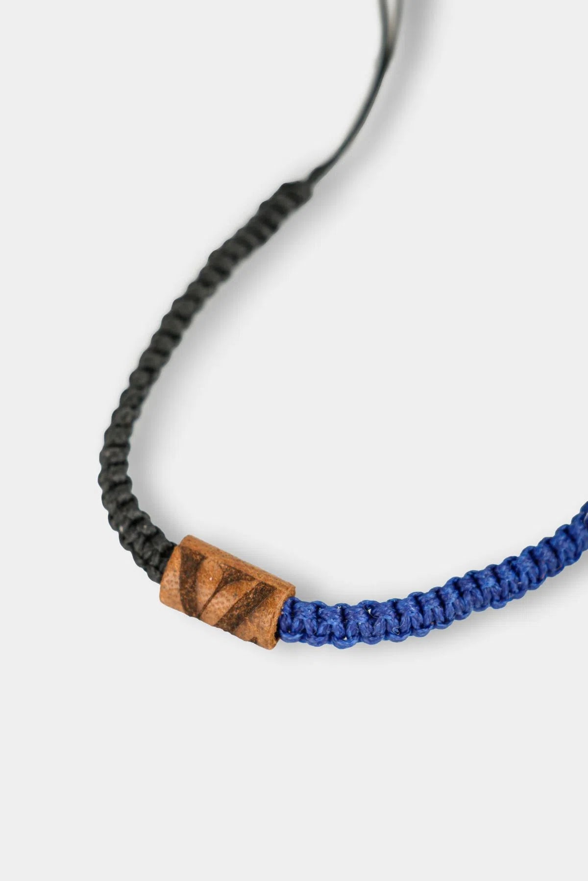 MANILLA SEATLE EN HILO ENCERADO TEJIDO APLIQUE EN CUERO VZ