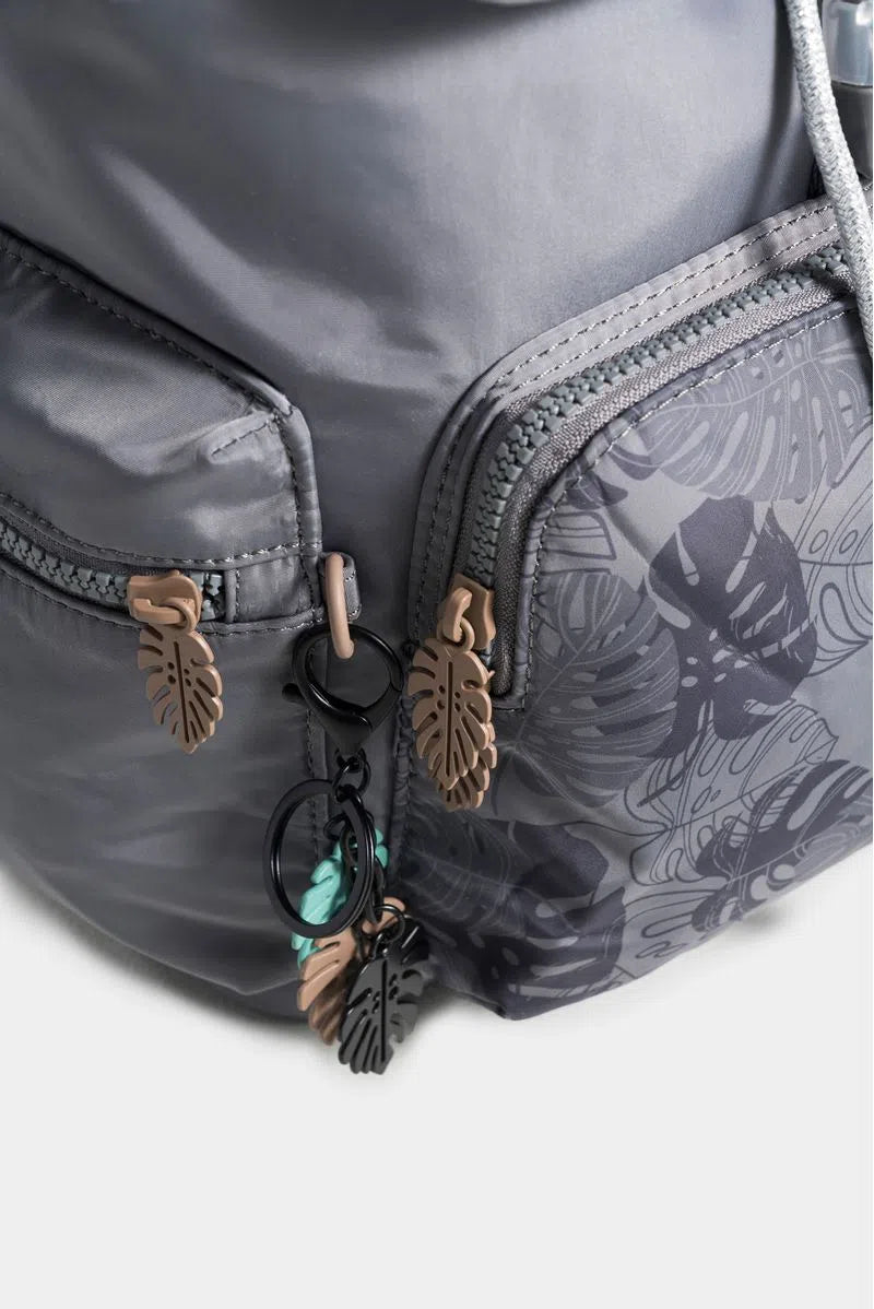 BOLSO TIPO TULA MORRAL PARA MUJER EN TEXTIL ESTAMPADO CON TAPA Y BOLSILLO FRONTAL