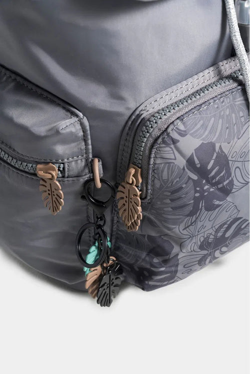 BOLSO TIPO TULA MORRAL PARA MUJER EN TEXTIL ESTAMPADO CON TAPA Y BOLSILLO FRONTAL