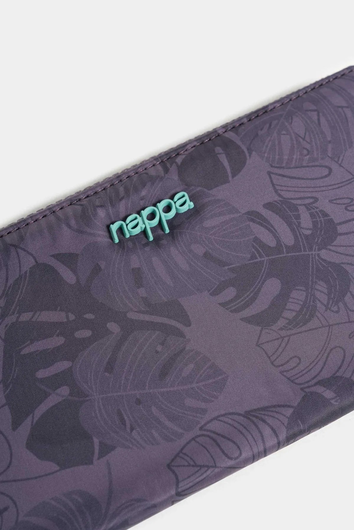 BILLETERA PORTACHEQUERA VERA BOTANICAL EN TEXTIL ESTAMPADO DE APERUTA COMPLETA