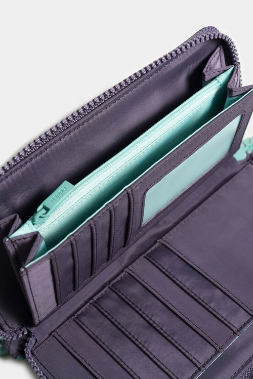 BILLETERA PORTACHEQUERA VERA BOTANICAL EN TEXTIL ESTAMPADO DE APERUTA COMPLETA