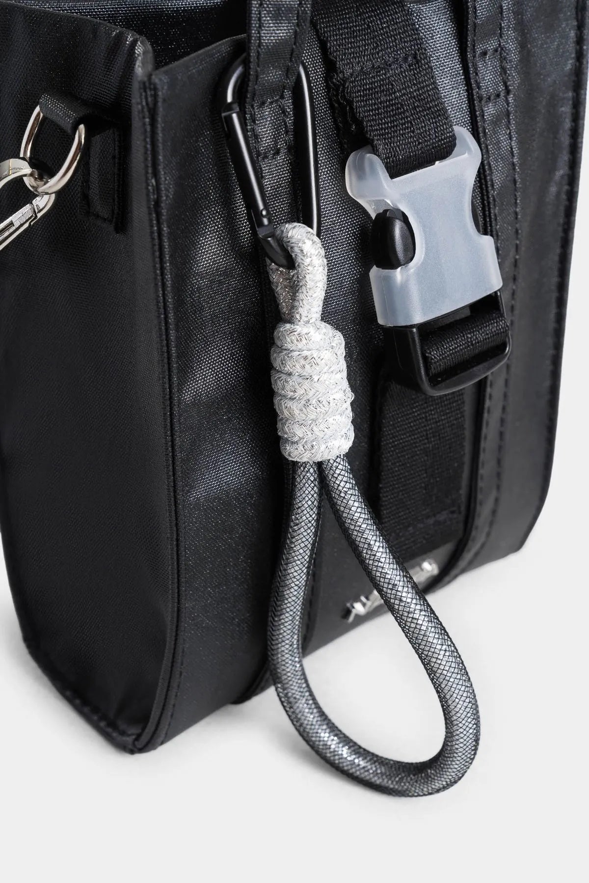 BOLSO TIPO BANDOLERA CON LLAVERO REMOVIBLE EN SILUETA DE MODA