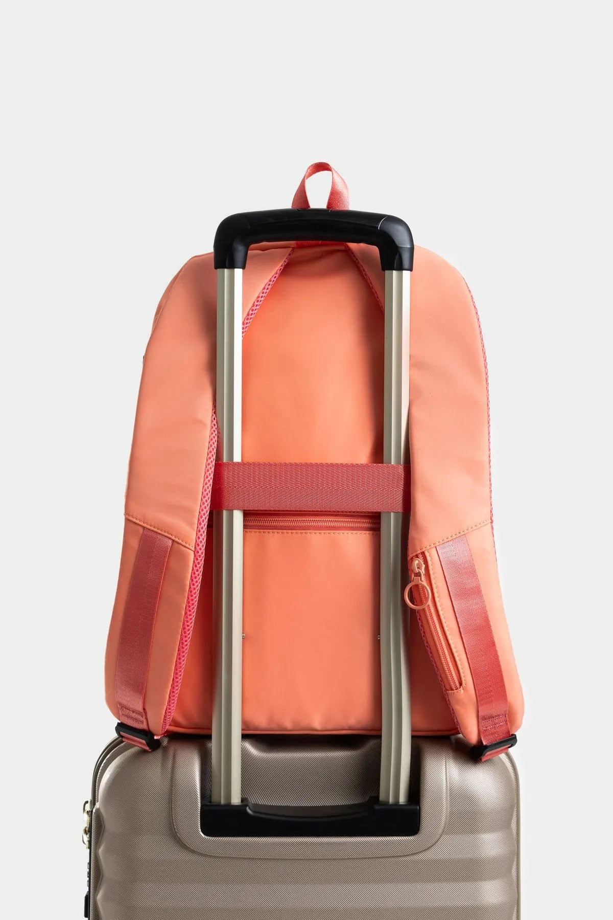 BOLSO TIPO MORRAL GRANDE CON CIERRES TRANSLÚCIDOS Y BOLSILLO FRONTAL