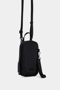 BOLSO TIPO MANOS LIBRES, PEQUEÑO EN TEXTIL CON JALADERAS EN CAUCHO