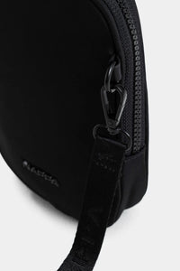 BOLSO TIPO MANOS LIBRES, PEQUEÑO EN TEXTIL CON JALADERAS EN CAUCHO