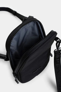 BOLSO TIPO MANOS LIBRES, PEQUEÑO EN TEXTIL CON JALADERAS EN CAUCHO