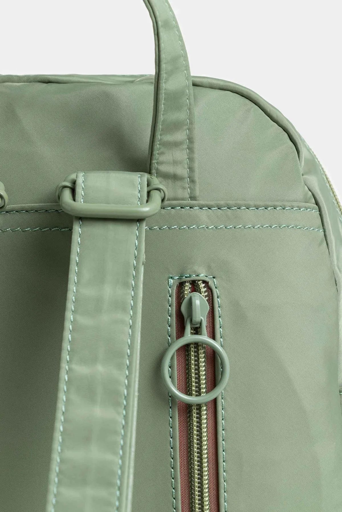 BOLSO TIPO MORRAL PEQUEÑO CON CIERRES TRANSLÚCIDOS