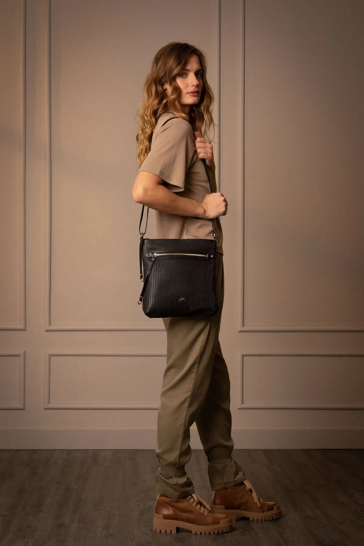 MANOS LIBRES BASIC DE CUERO PARA MUJER GRABADO PLACA TEJIDO