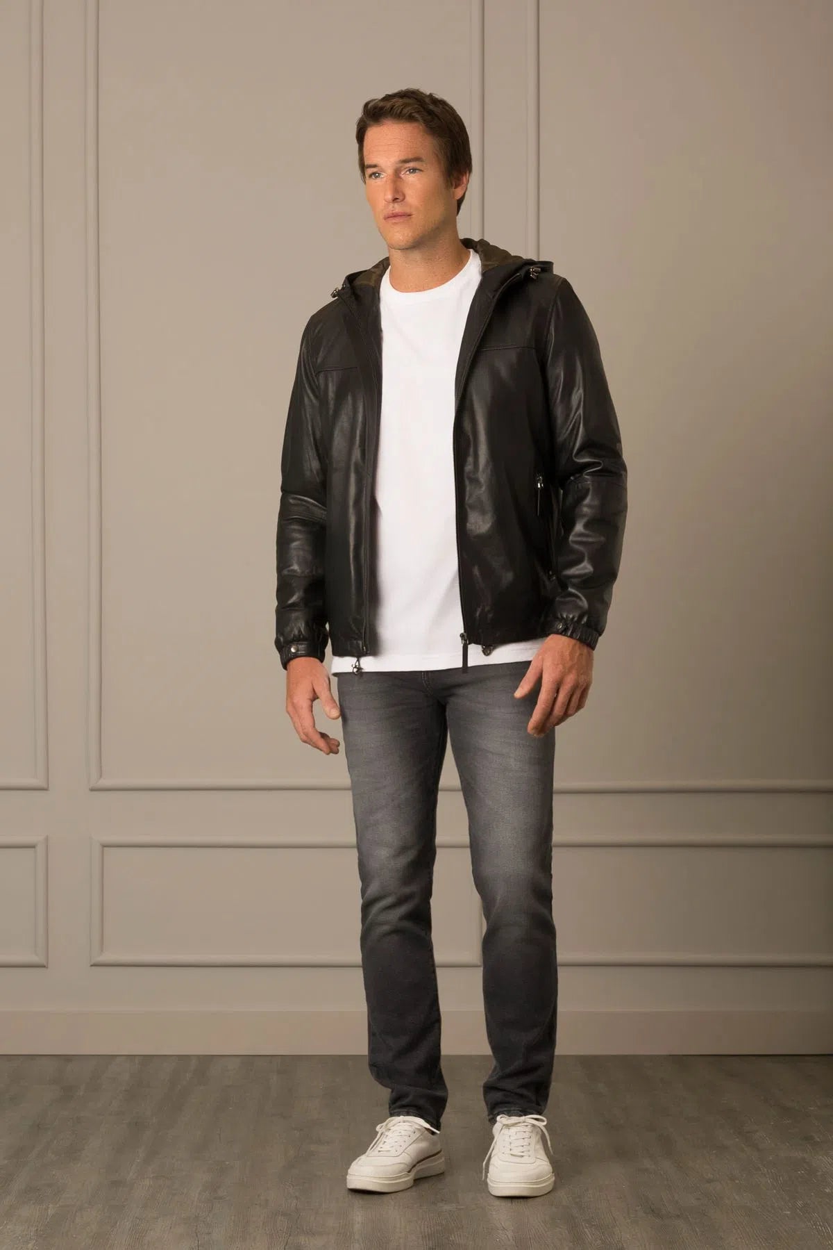 CHAQUETA SPORTY HUMANISTA DE CUERO PARA HOMBRE CAPUCHA FIJA