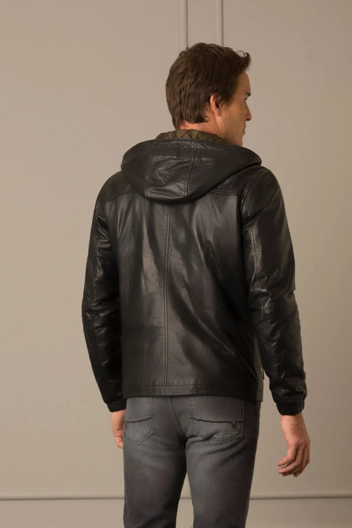 CHAQUETA SPORTY HUMANISTA DE CUERO PARA HOMBRE CAPUCHA FIJA