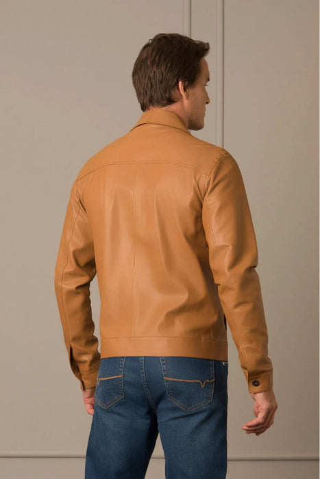 Foto Hombre con chaqueta marrón y gafas naranjas de pie en el