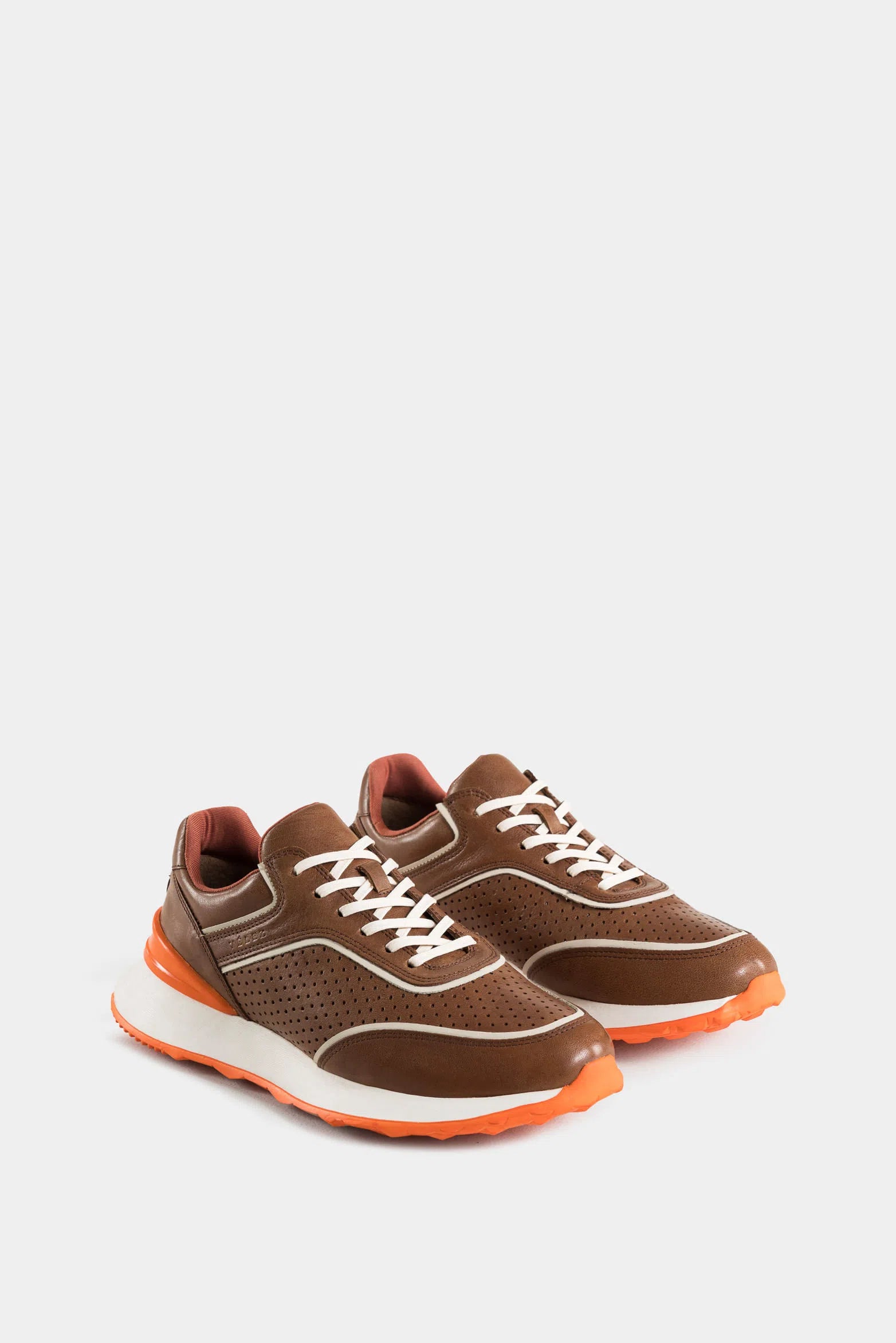 Tenis dalí de cuero para hombre detalle de perforado