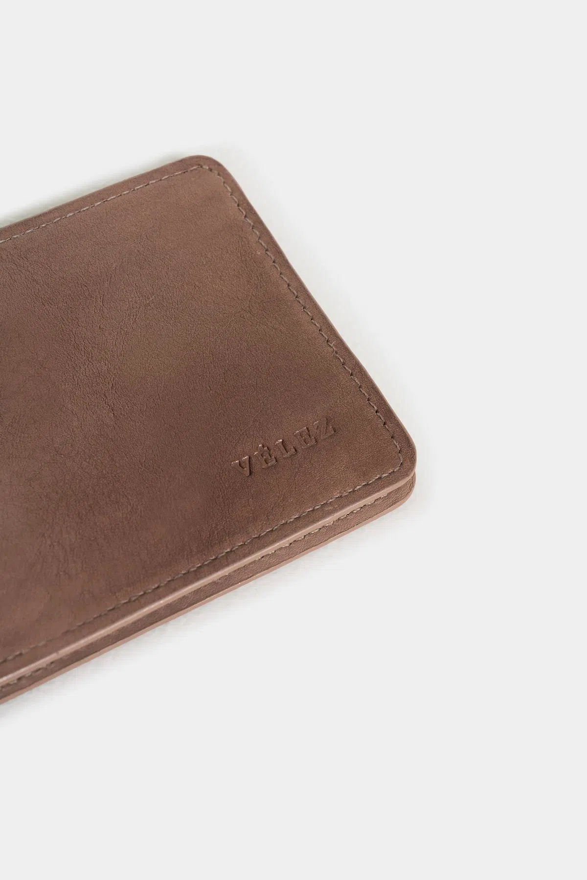 BILLETERA MESETA DE CUERO PARA HOMBRE DETALLE CONTRASTE