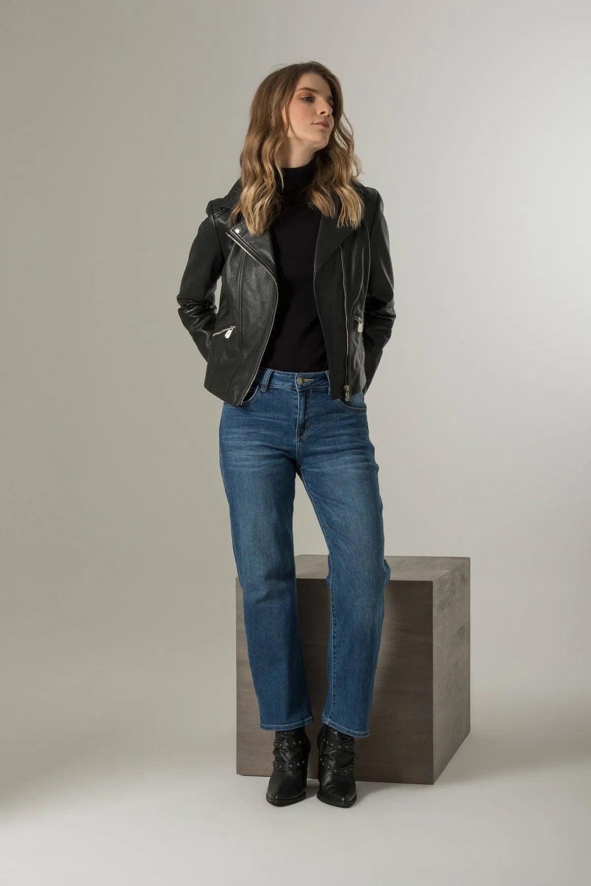 CHUMPA SILUETA TIPO BIKER DE CUERO PARA MUJER CREMALLERAS