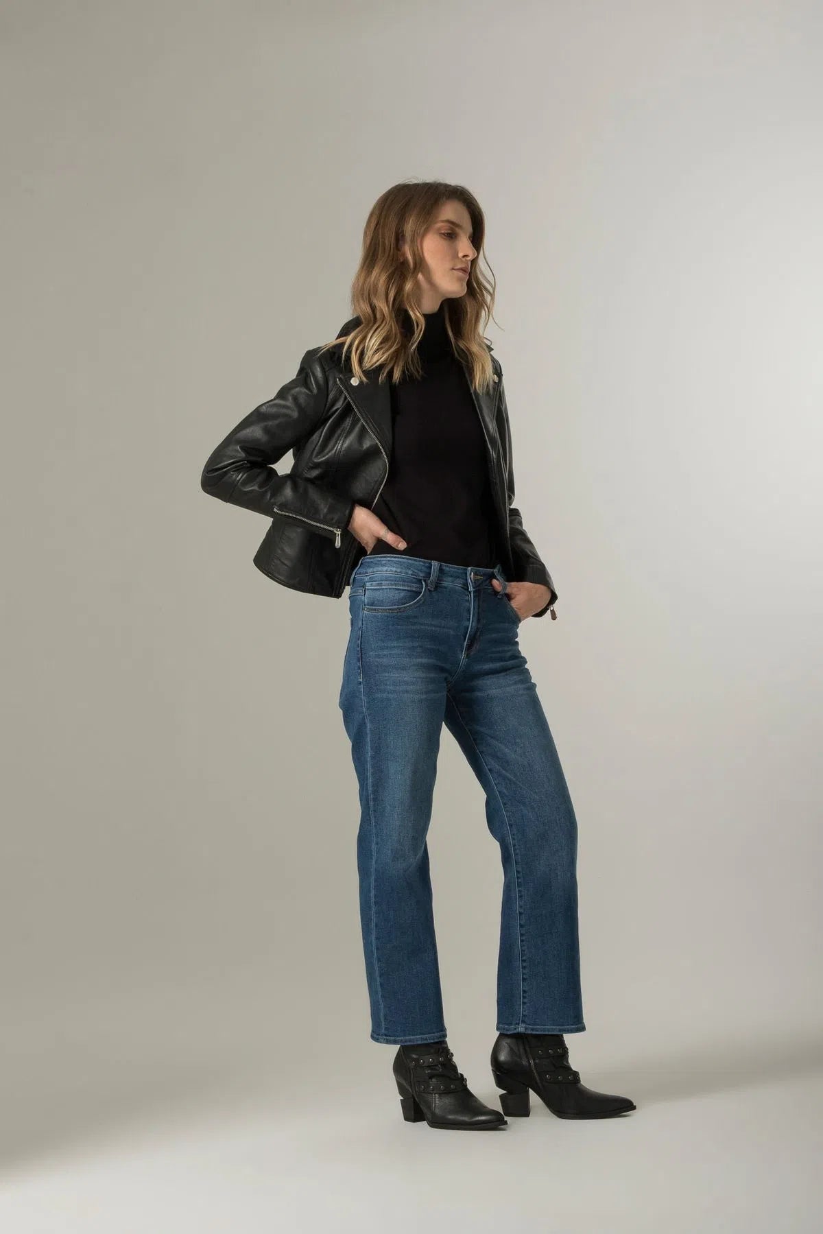 CHUMPA SILUETA TIPO BIKER DE CUERO PARA MUJER CREMALLERAS