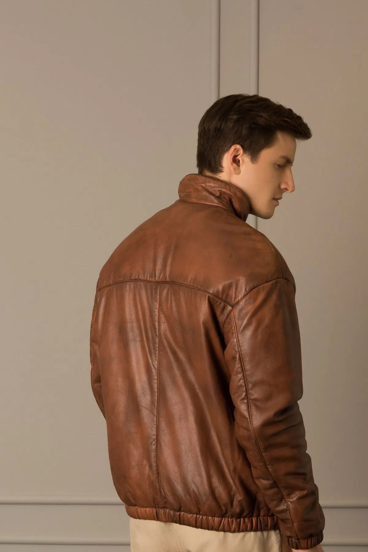 CHUMPAS CUERO BOMBER CALAFATE PARA HOMBRE ABULLONADA